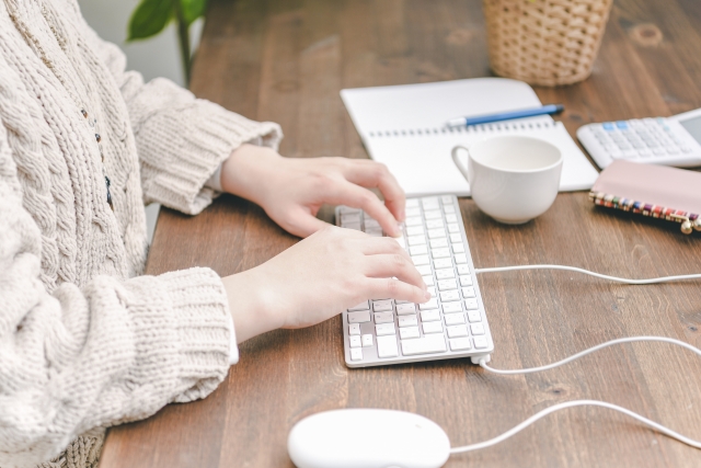 タイピングする女性