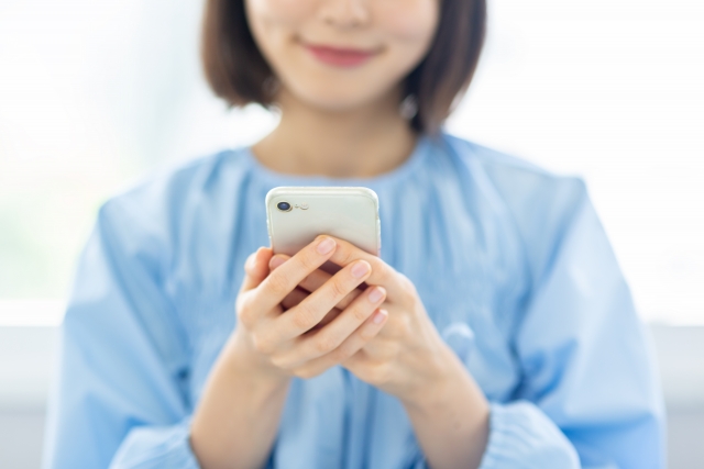 スマホを操作する女性