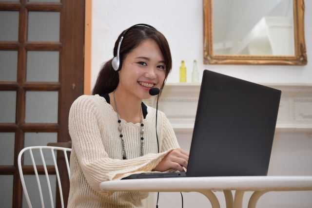 チャットする女性のイメージ